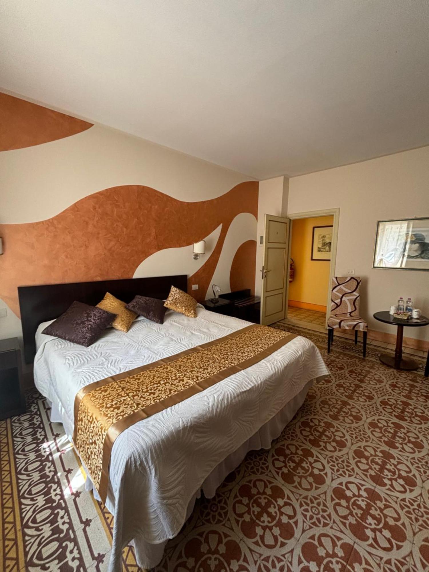 Antica Residenza Santa Chiara -City Center Лукка Экстерьер фото